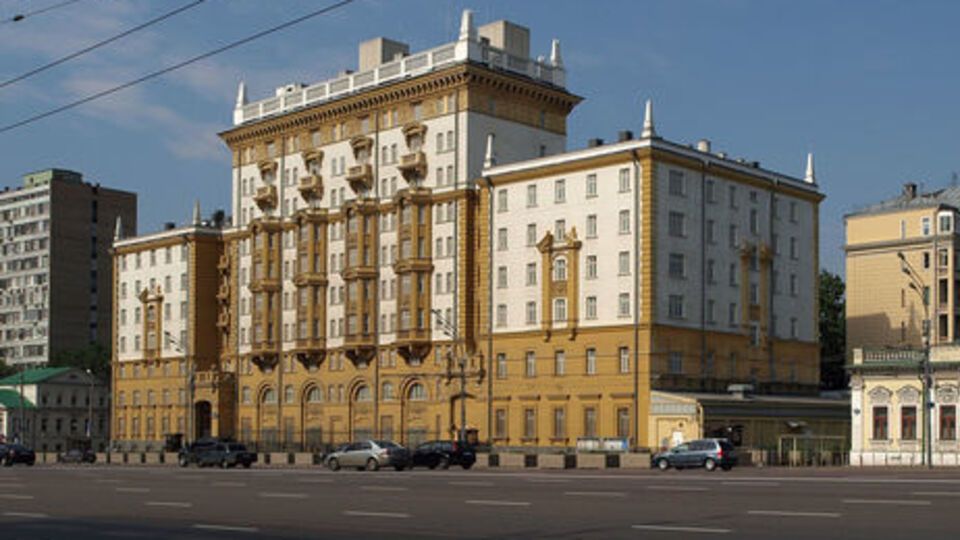 В посольстве США заявили, что не могут забрать свои вещи на дипломатической даче в Серебряном Бору