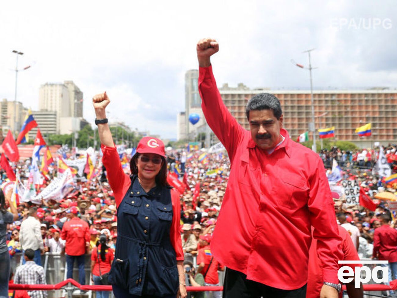 Санкції передбачають блокування активів Мадуро у США і заборону вести з ним справи американським громадянам.