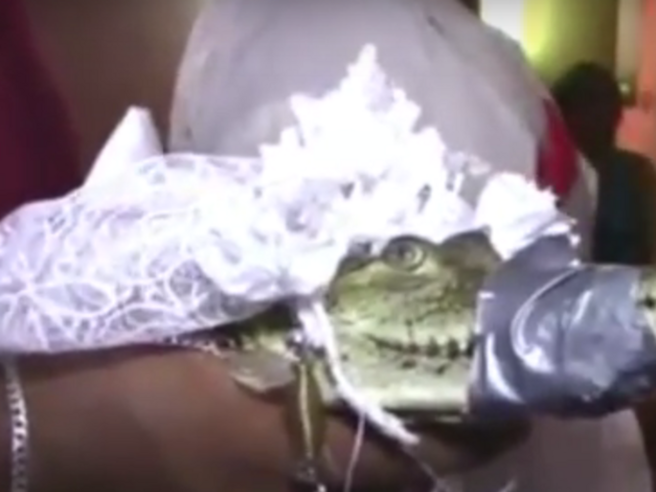 "Невесте" заклеили пасть скотчем