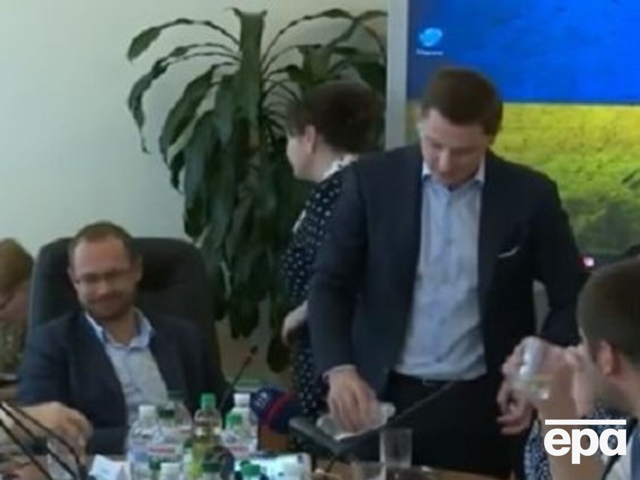 Довгий налив у склянку води і поставив перед генпрокурором