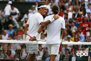 Федерер утешает Долгополова, который не смог доиграть матч из-за травмы