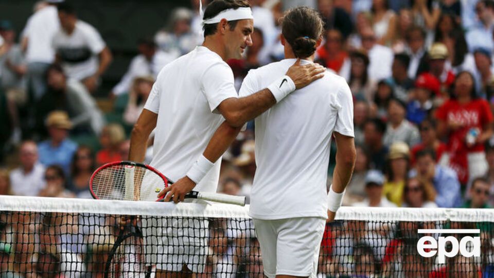 Федерер утішає Долгополова, який не зміг дограти матчу через травму