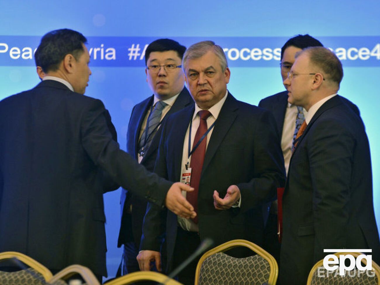 Лаврентьєв (на фото в центрі) зазначив, що лінії зіткнення щодо двох із чотирьох зон деескалації в Сирії фактично визначено