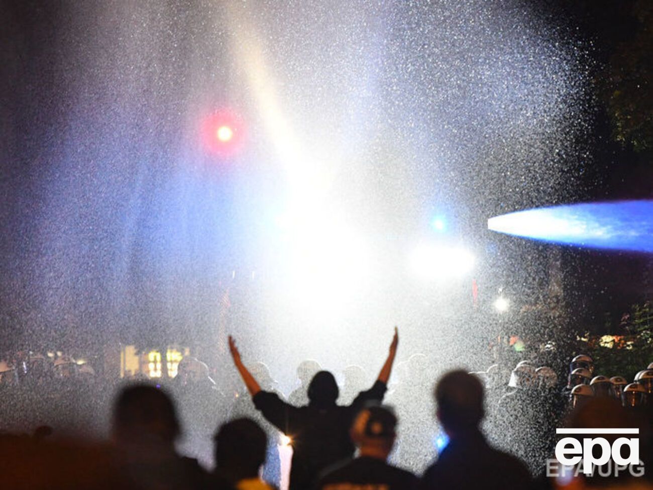 Поліція застосувала водомети проти антиглобалізму