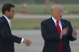 Трампа повернули помічники