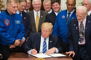 Олдрин мотал головой, морщил лоб и улыбался