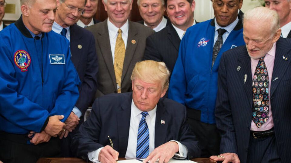 Олдрін хитав головою, морщив чоло й посміхався