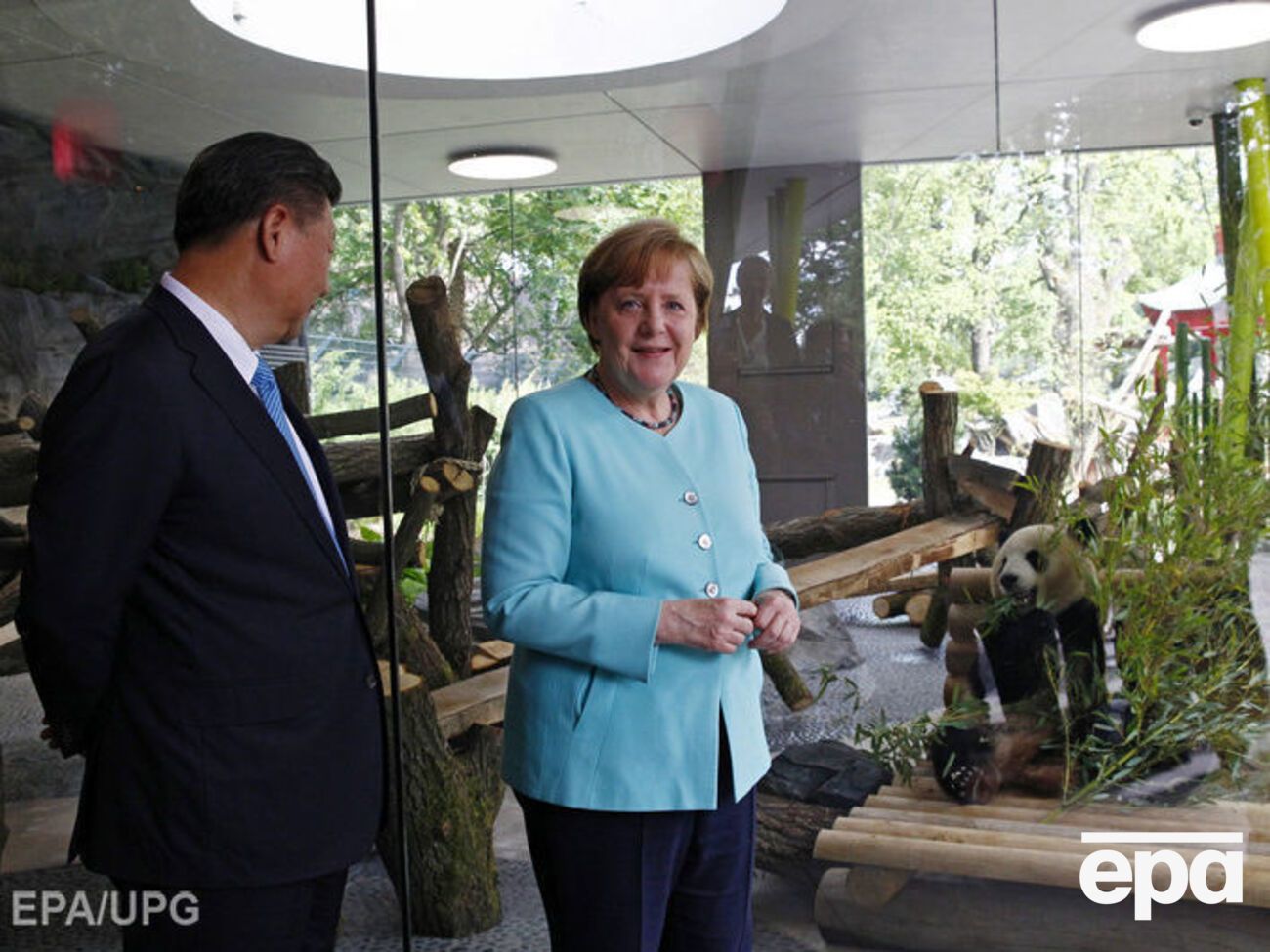 Меркель назвала Мен Мен і Цзяо Цин "посланцями наших двох країн"