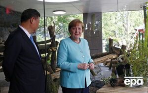 Меркель назвала Мен Мен і Цзяо Цин "посланцями наших двох країн"