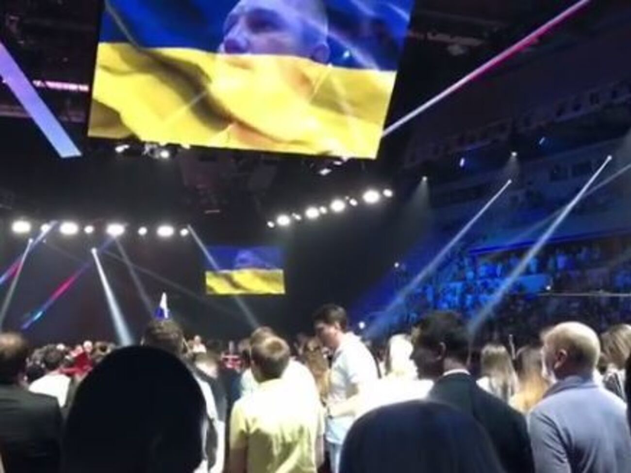 Московская публика перед поединком стоя приветствовала украинский гимн