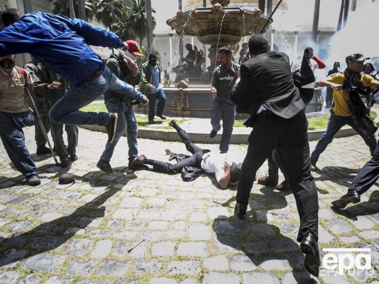 Нападавшие ранили по меньшей мере пять депутатов и несколько журналистов