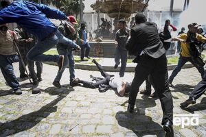 Нападавшие ранили по меньшей мере пять депутатов и несколько журналистов