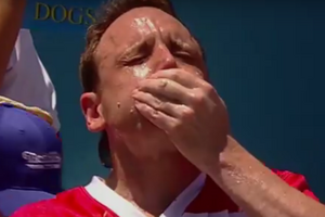 Конкурс организовала американская сеть ресторанов, где главным блюдом является хот-дог