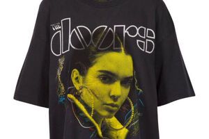 Представители The Doors потребовали прекратить продажу футболок с логотипом группы