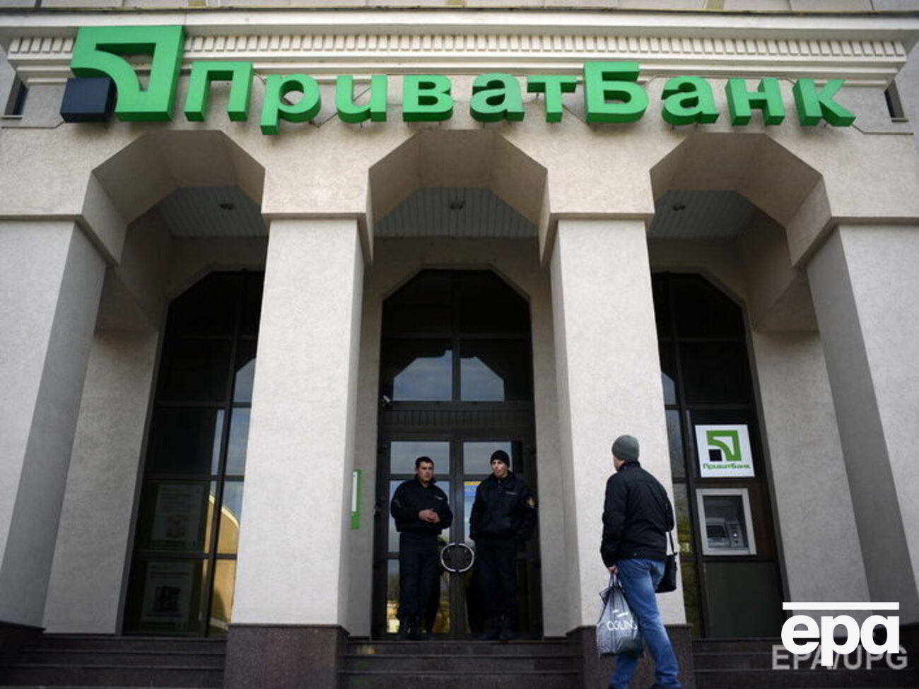 На роботу банку обшуки не вплинули