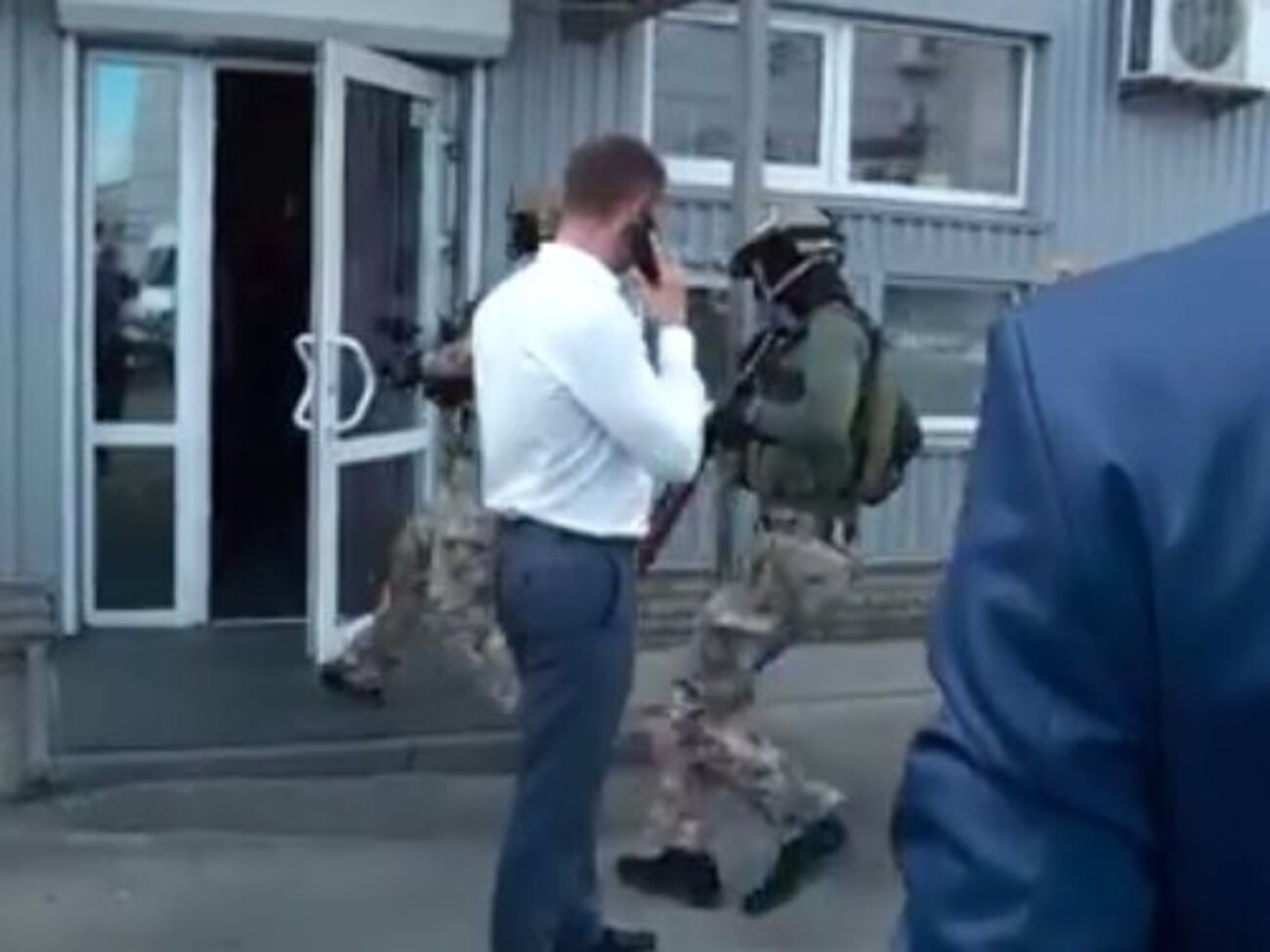 Полицейские входят в офис компании М.Е.Doc