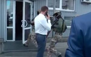 Полицейские входят в офис компании М.Е.Doc