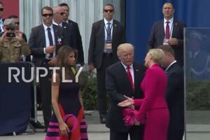 Жена Дуды не заметила приветственного жеста Трампа