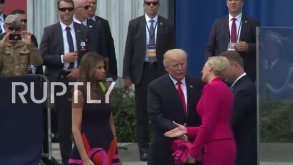 Жена Дуды не заметила приветственного жеста Трампа