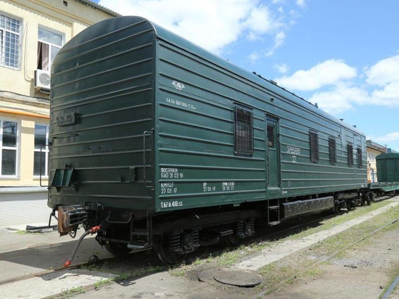 Покращений вагон обладнаний спальним купе, караульним приміщенням, санвузлом і кухнею