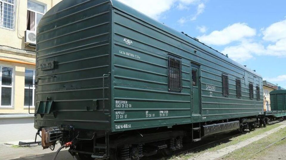 Покращений вагон обладнаний спальним купе, караульним приміщенням, санвузлом і кухнею