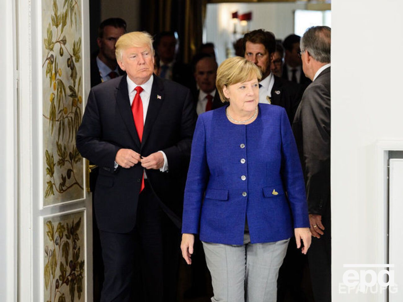 Встреча Трампа и Меркель продолжалась около часа