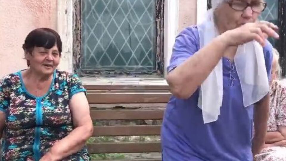 Жінки різко пішли у своїх справах, коли їм показали портрет Бандери