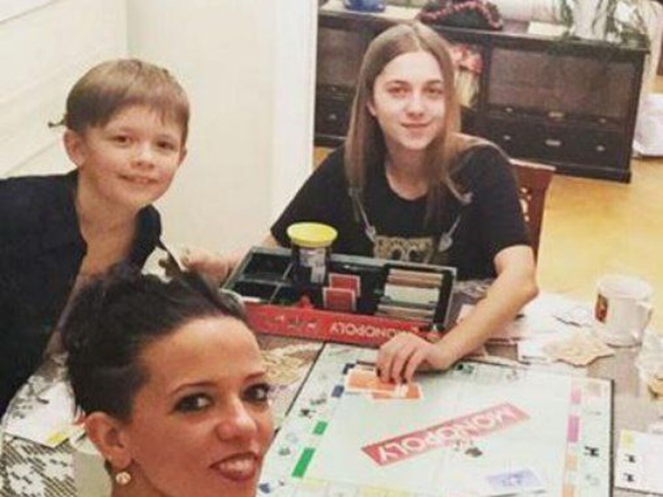 Горова (на фото в лівому кутку): Морочить голову моїм малим Monatik