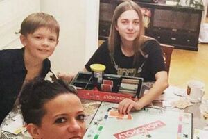 Горова (на фото в лівому кутку): Морочить голову моїм малим Monatik