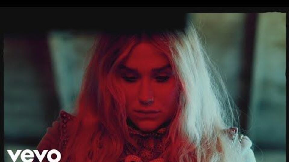 Kesha в нескольких образах снялась в новом ролике