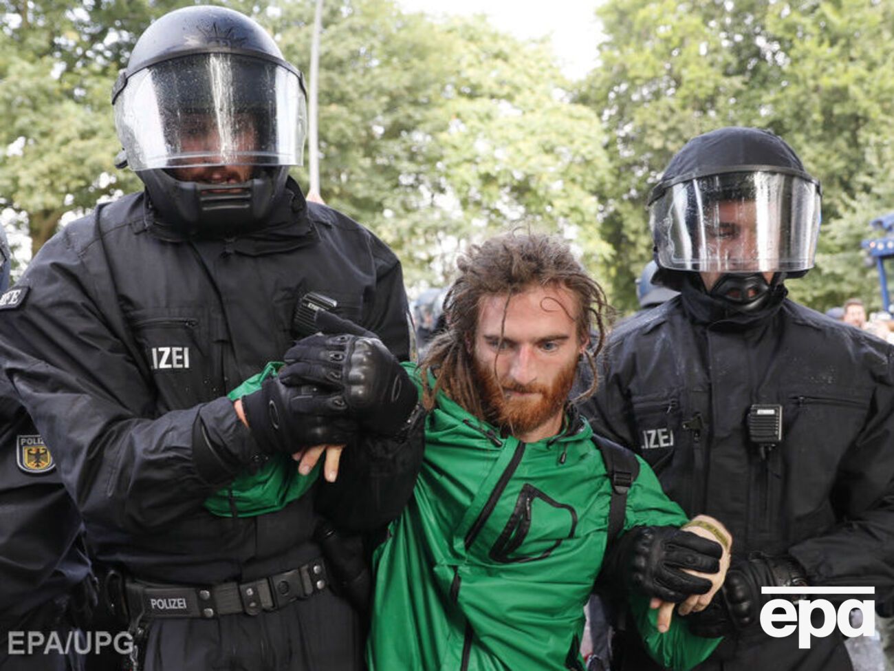 Министр юстиции требует уголовного наказания для демонстрантов, применяющих насилие