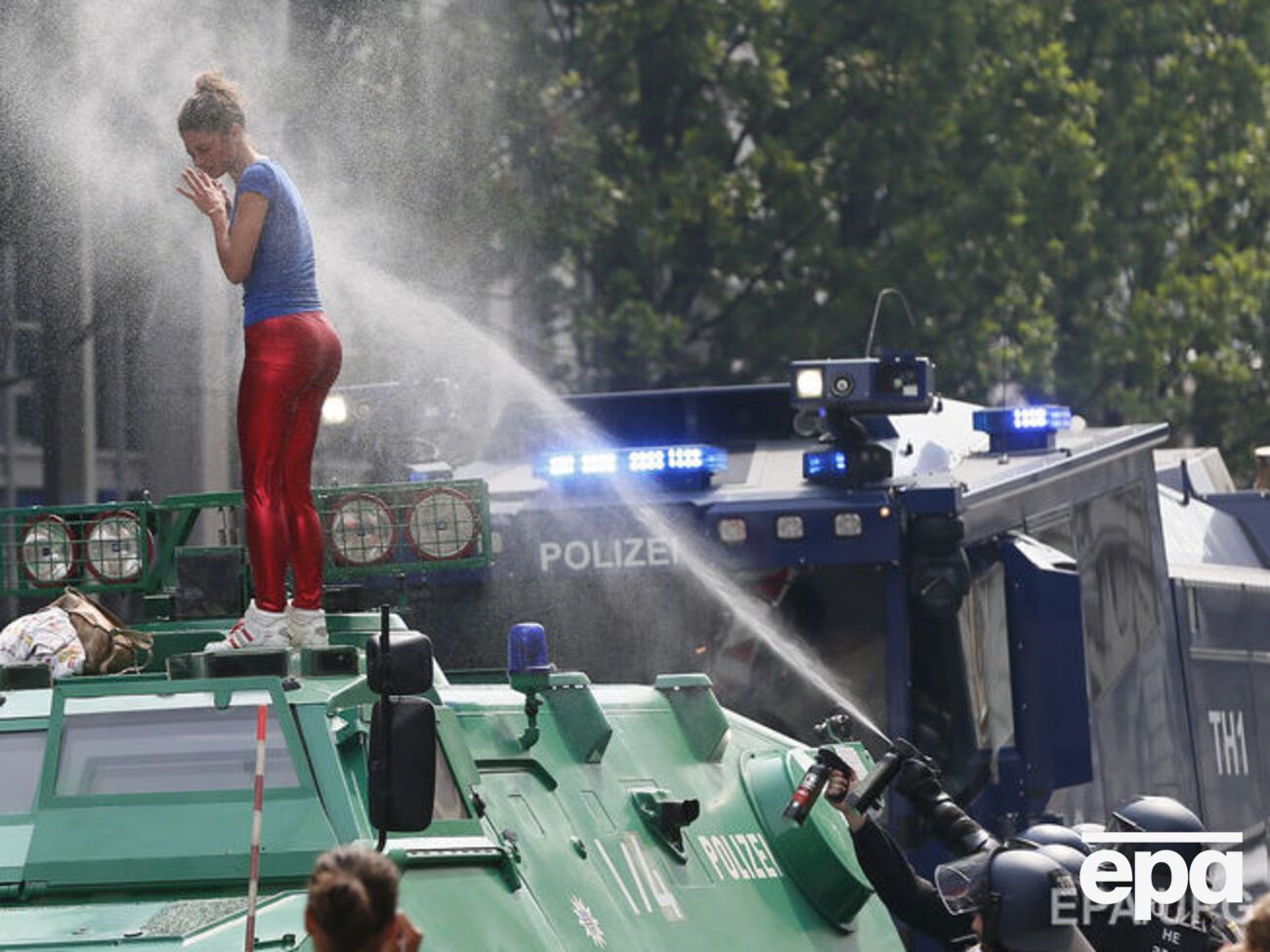 Полиция разгоняет протестующих водометами