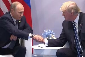 Путин и Трамп обменялись рукопожатием перед началом переговоров на полях саммита