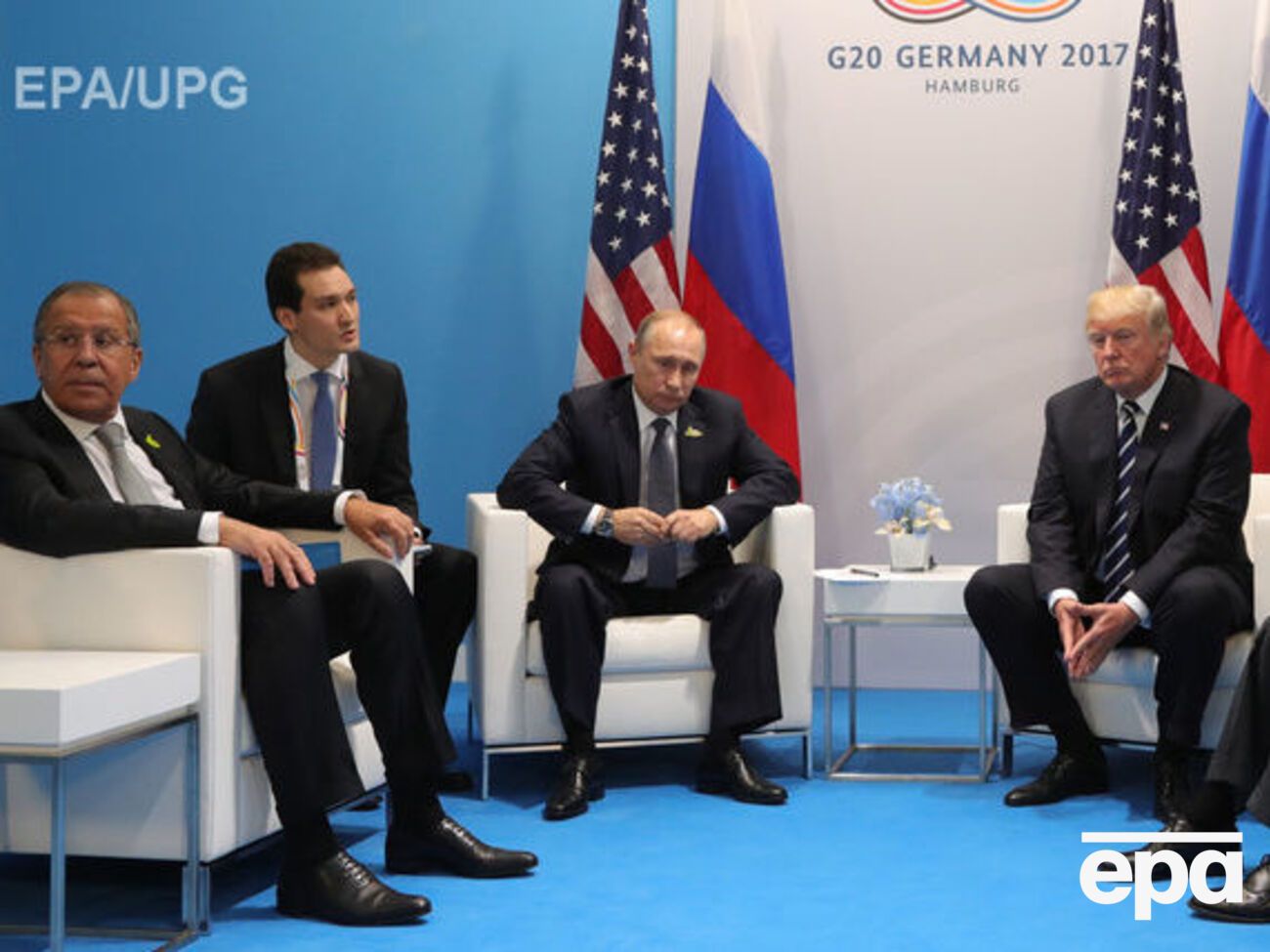 Лавров (крайний слева) изложил свою версию обсуждения темы кибервмешательства в американские выборы