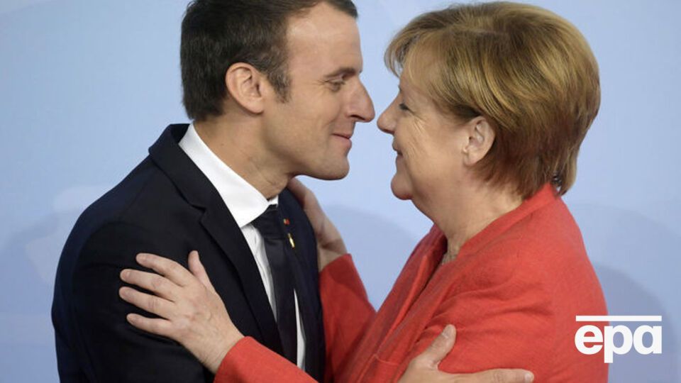 Макрон и Меркель тепло встретили друг друга