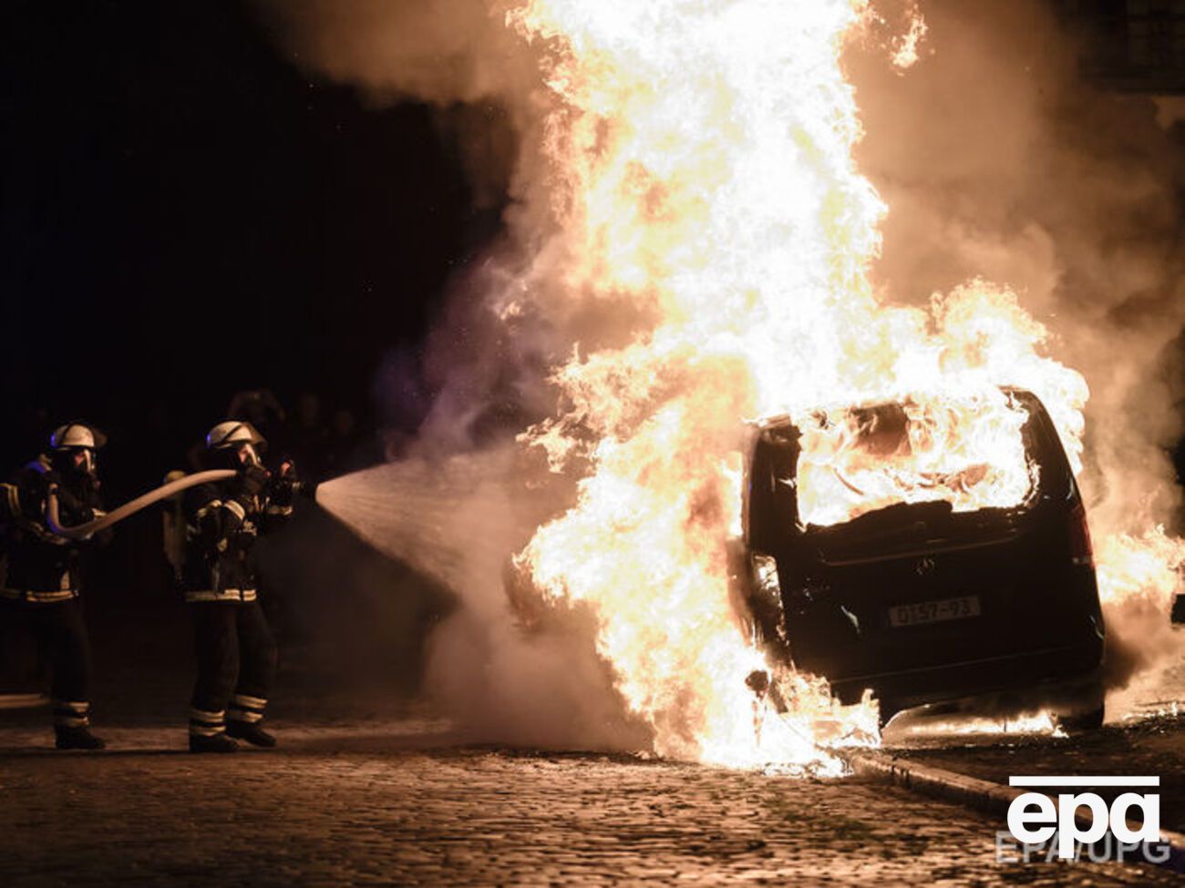 Люди поджигали транспортные средства и нападали на магазины