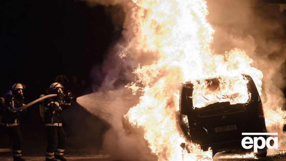 Люди поджигали транспортные средства и нападали на магазины