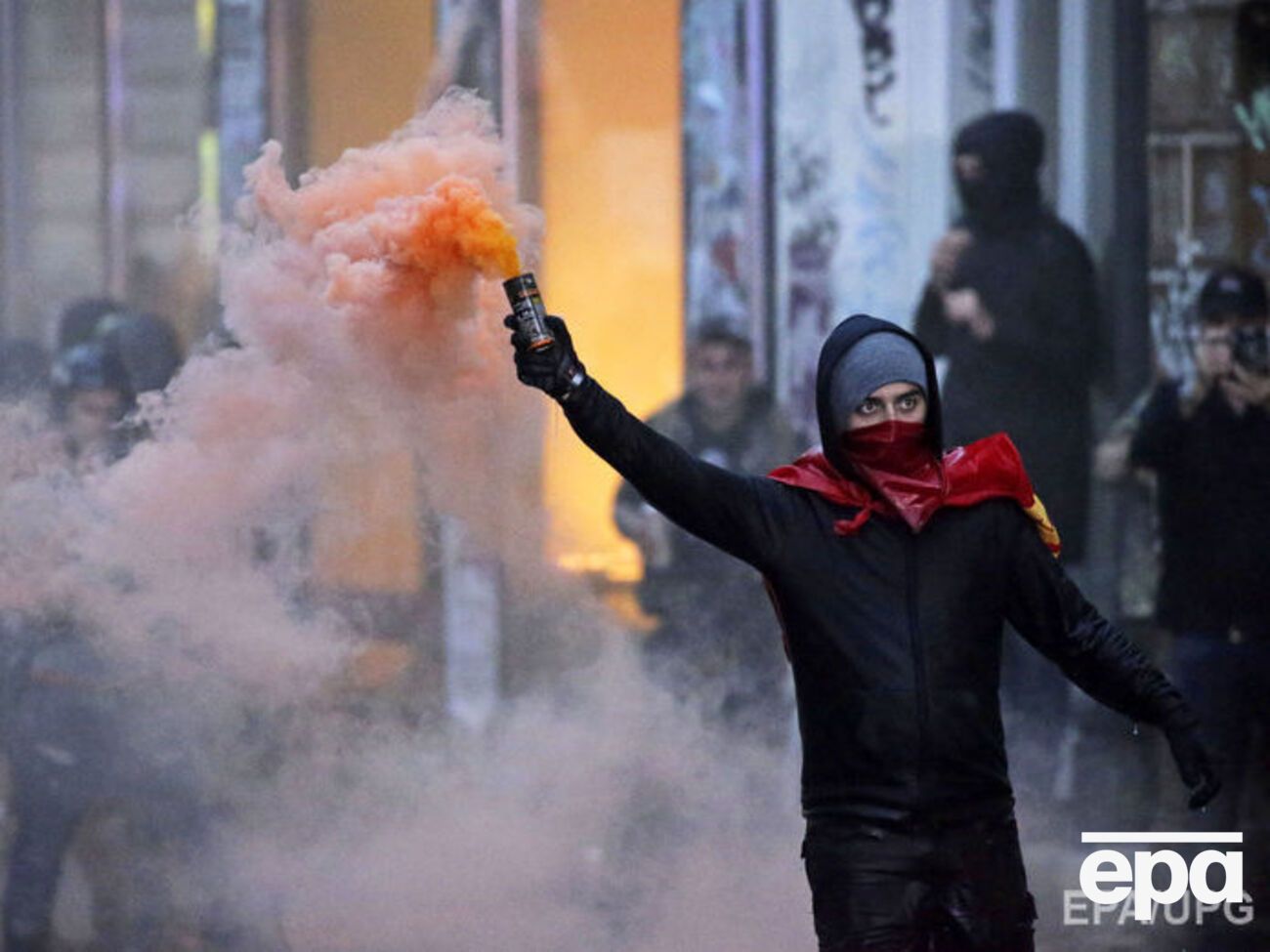 В Гамбурге снова протестовали, люди поджигали машины и грабили магазины. Фоторепортаж