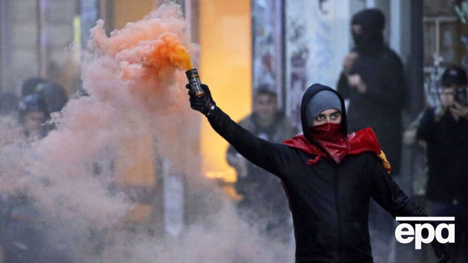 У Гамбурзі знову протестували, люди підпалювали машини та грабували магазини. Фоторепортаж