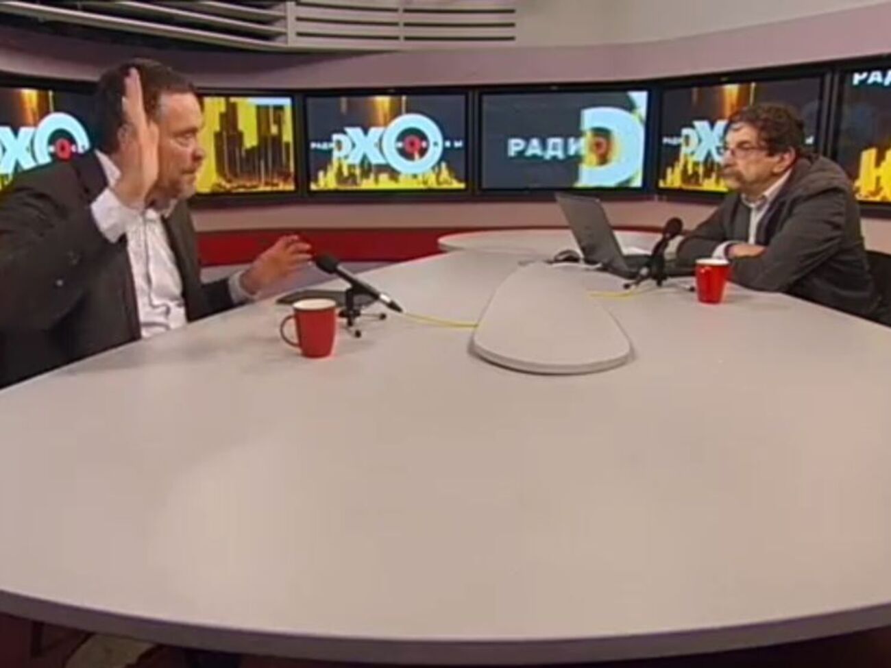 Журналист Максим Шевченко (слева) и Сергей Бунтман поспорили в эфире "Эха Москвы"