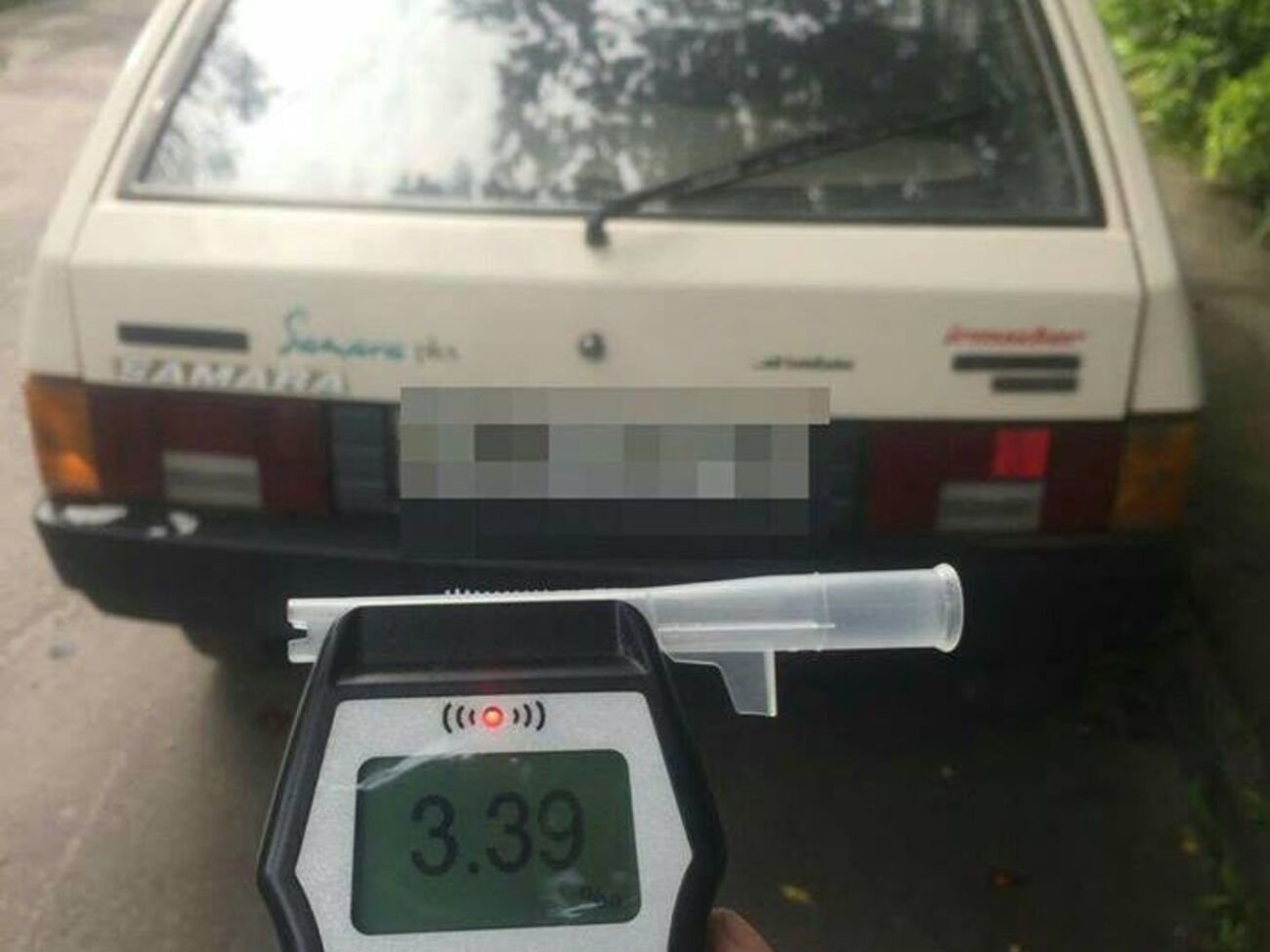 Алкотестер показал, что в крови водителя автомобиля было 3,39 промилле алкоголя