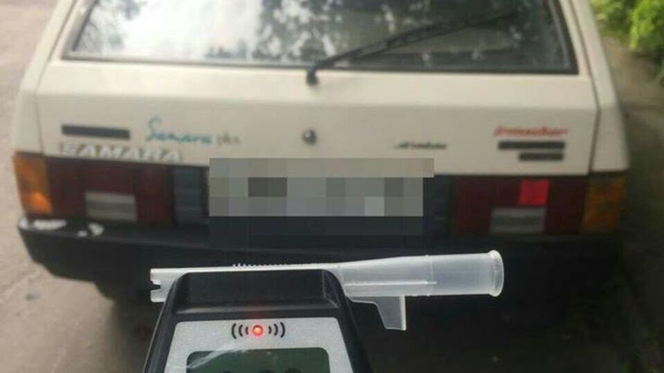 Алкотестер показал, что в крови водителя автомобиля было 3,39 промилле алкоголя