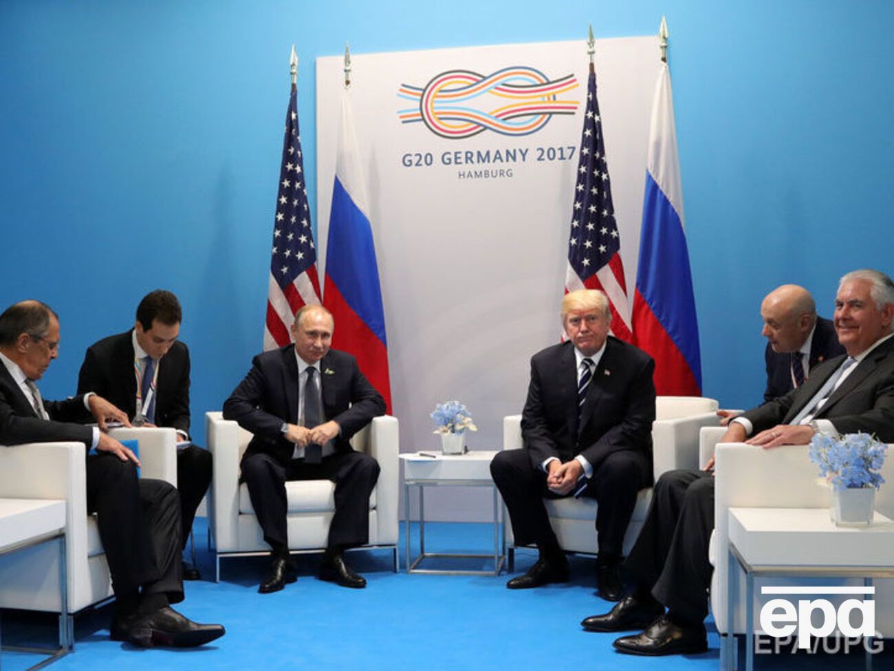 Путін намагався компенсувати те, що значно нижчий на зріст, широко розставивши руки на кріслі, підкреслила Сівієло