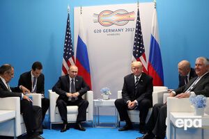 Путін намагався компенсувати те, що значно нижчий на зріст, широко розставивши руки на кріслі, підкреслила Сівієло