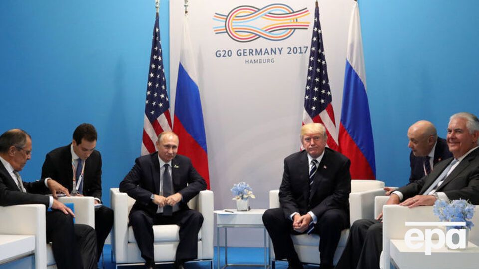 Путин пытался компенсировать то, что значительно ниже ростом, широко расставив руки на кресле, подчеркнула Сивиело