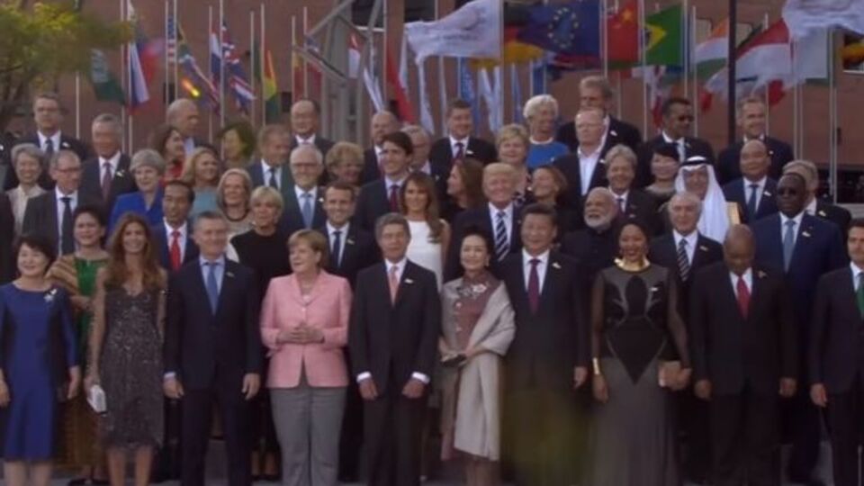 Групповое фотографирование участников саммита G20 прошло без Путина