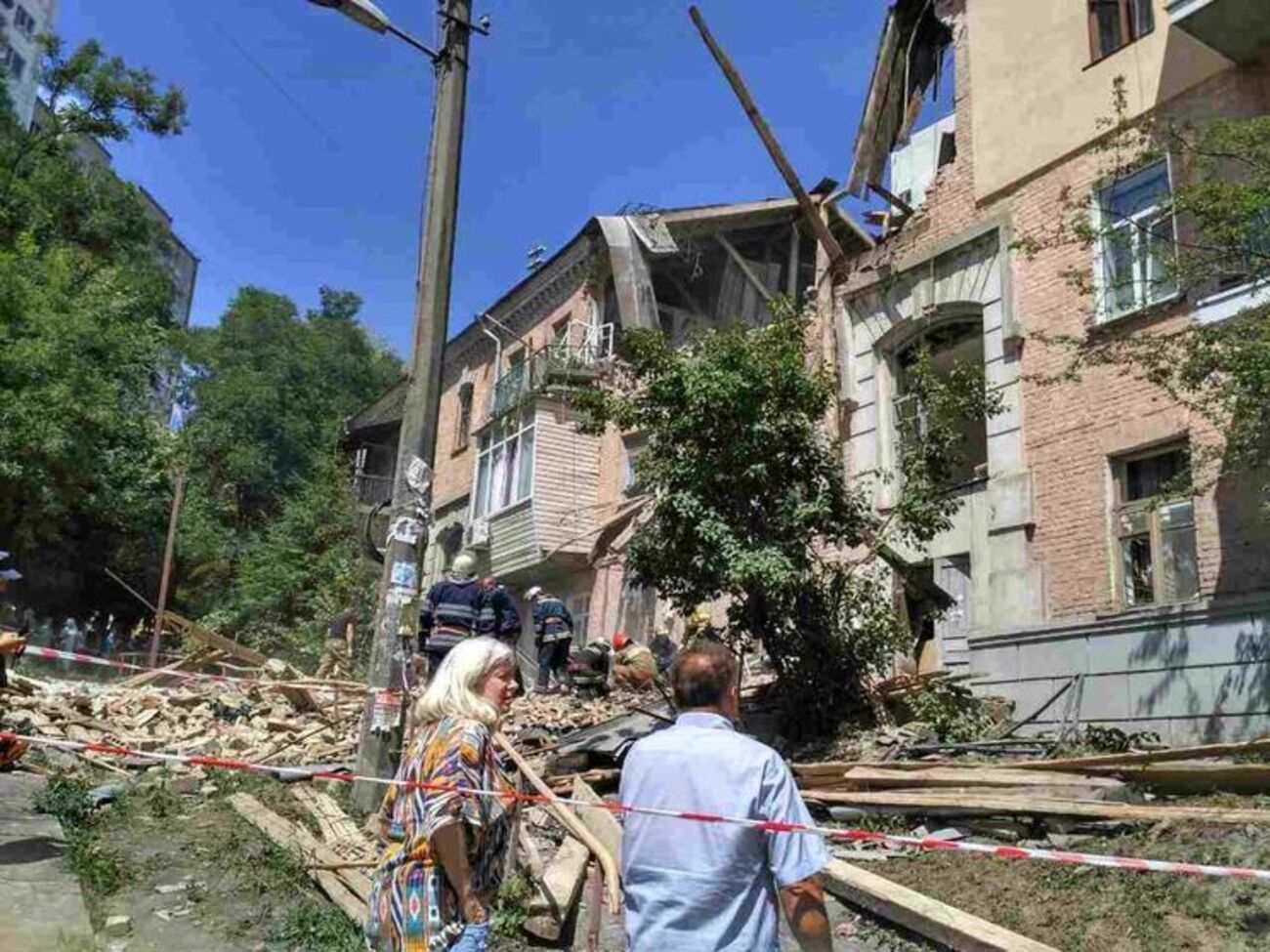 Cпасатели проводят эвакуацию и разбирают завалы