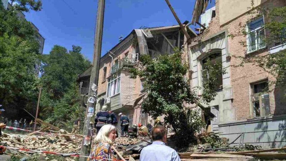 Cпасатели проводят эвакуацию и разбирают завалы