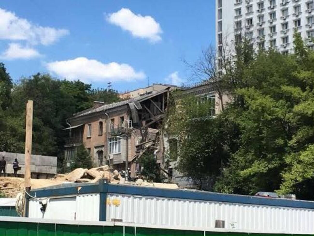 В Киеве в результате взрыва обрушился дом