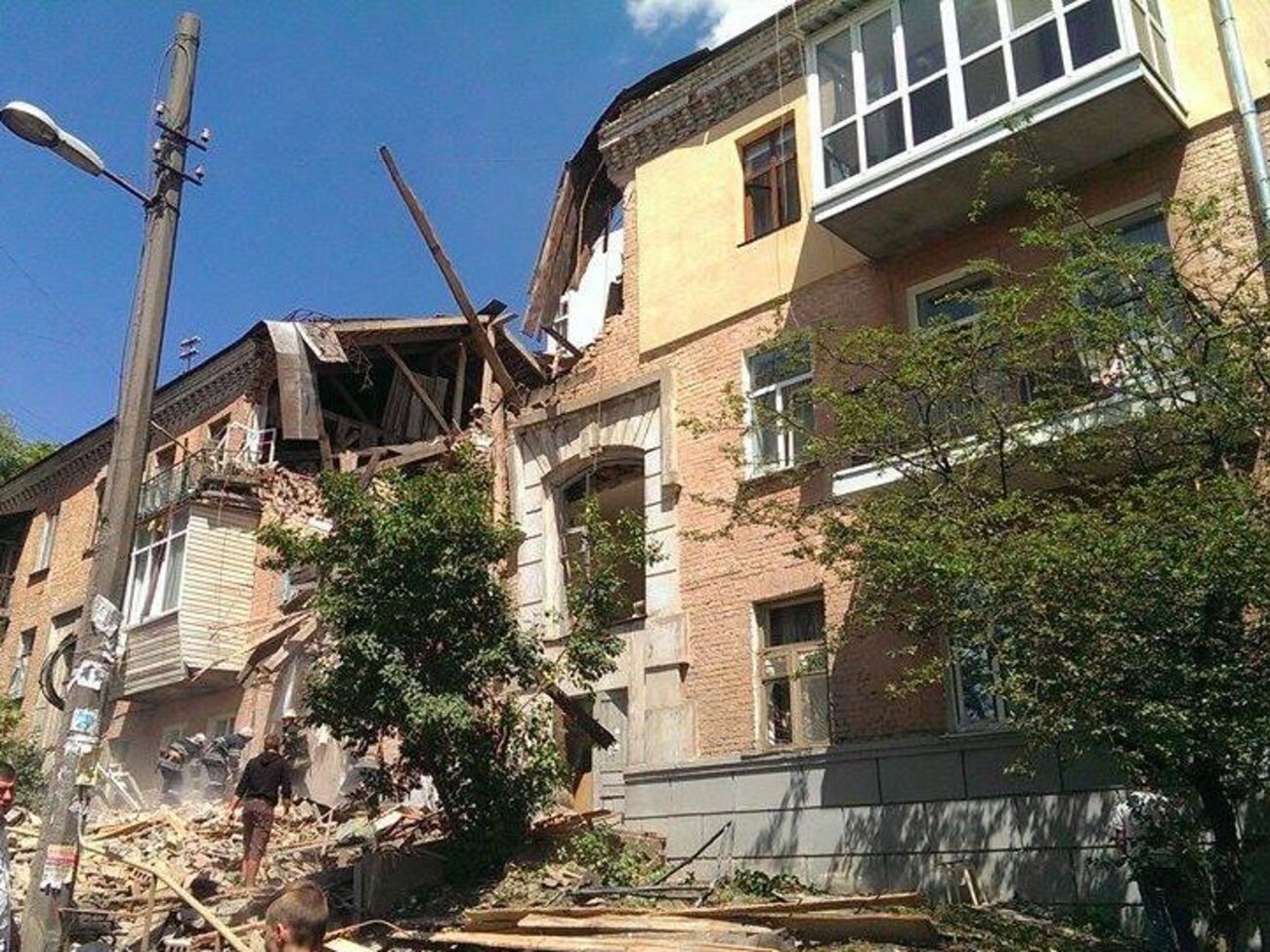 В Киеве обрушился жилой дом, есть пострадавшие. Фоторепортаж